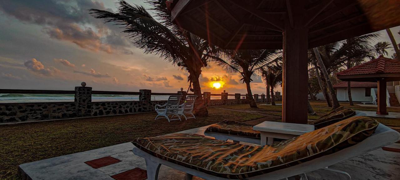 Nu-Vin Beach Hotel Ahangama Extérieur photo